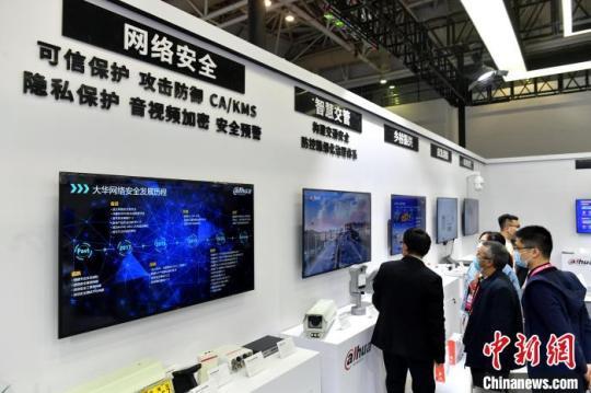 圖為市民參觀展覽?！蚊?攝