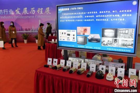 圖為市民在福建安防40年發(fā)展成果展區(qū)參觀。　呂明 攝