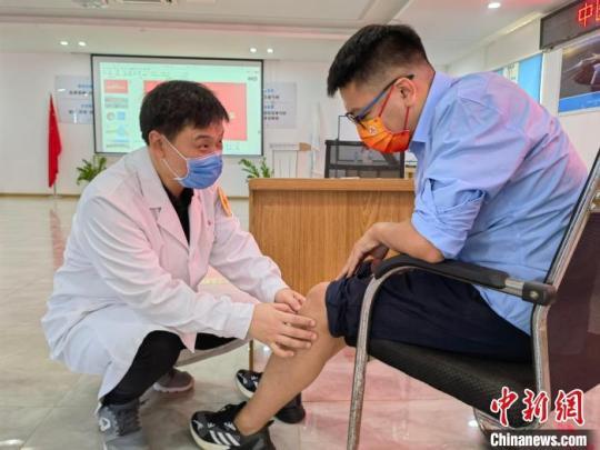 中國援柬中醫(yī)醫(yī)療隊赴中企承建新金邊機場項目義診