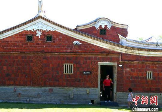 游客在梧林古村落游玩。　王東明 攝