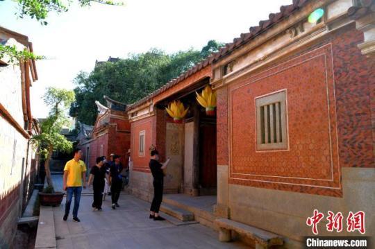 游客在梧林傳統(tǒng)村落游玩參觀?！⊥鯑|明 攝