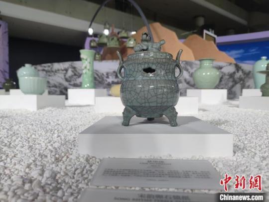 “宋瓷夢(mèng)華”——青瓷沉浸式交互藝術(shù)展上的龍泉青瓷作品?！「碉w揚(yáng) 攝