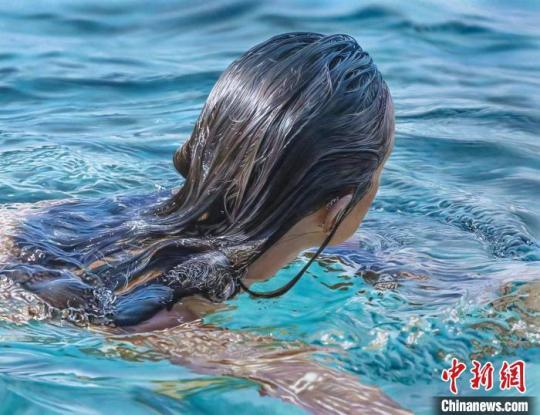 Johannes Wessmark(瑞典)的《 濕的頭發(fā)》獲達(dá)·芬奇視覺藝術(shù)獎?！≈鬓k方供圖