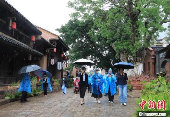 海外華媒代表參觀(guān)建昌古城街景?！⊥趵?攝