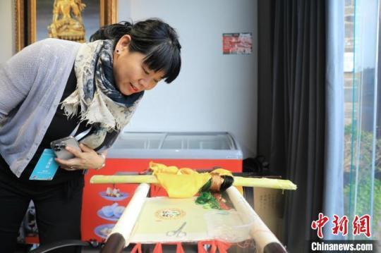 一位海外華媒代表在一家博物館觀(guān)看尚未完成的蜀繡作品?！⊥趵?攝