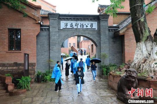海外華媒代表參觀(guān)建昌古城?！⊥趵?攝