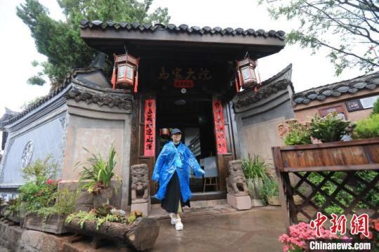 一位海外華媒代表參觀(guān)建昌古城的一家老宅院?！⊥趵?攝