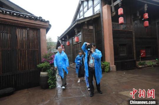 海外華媒代表在建昌古城的小巷里拍攝?！⊥趵?攝