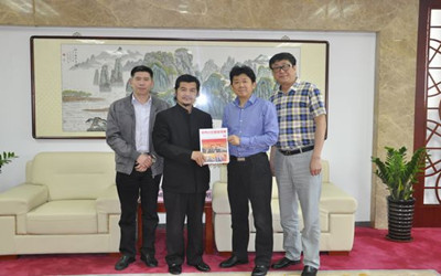 圖為安徽省僑聯(lián)黨組成員、副主席吳向明(右二)會(huì)見澳門印尼歸僑協(xié)會(huì)會(huì)長陳海磷(左二)一行