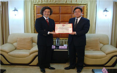 王華會(huì)長向吳汝俊先生頒發(fā)榮譽(yù)會(huì)長證書