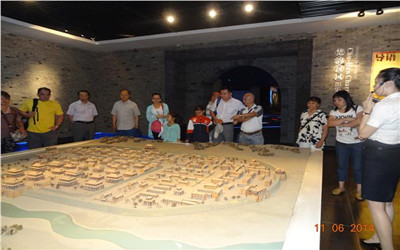 蔡志宏先生及其親屬參觀(guān)徐州規(guī)劃館