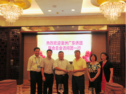 馮煜榮副市長向王國忠議員贈送紀念品