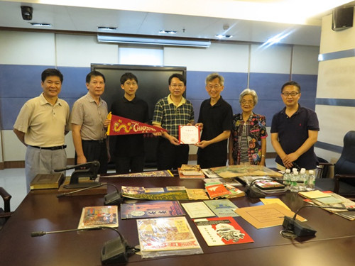 謝志偉向廣州市僑辦捐贈(zèng)華僑資料實(shí)物儀式現(xiàn)場(chǎng)