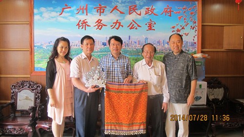 湯永鴻先生向廣州華僑博物館捐贈馬來西亞民族服飾。