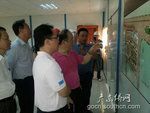 吳銳成主任(前二)查看危房改造小區(qū)建設