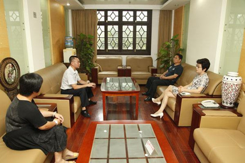 市僑辦領(lǐng)導(dǎo)會(huì)見新加坡華僑洪文淵董事長