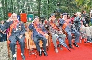 中國(guó)僑網(wǎng)海內(nèi)外僑聯(lián)代表和南洋華僑老機(jī)工以及華僑機(jī)工家屬子女200多人在昆明西山森林公園南洋華僑機(jī)工抗日紀(jì)念碑前開展紀(jì)念活動(dòng)。(楊崢 余紅 攝)