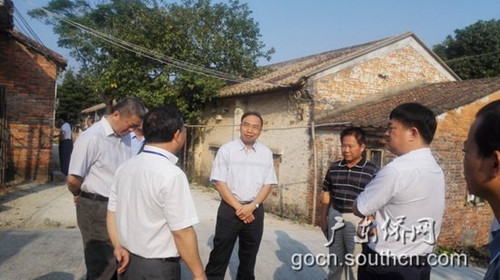 中國(guó)僑網(wǎng)省僑辦林琳副主任和李仲民副巡視員在大旺華僑農(nóng)場(chǎng)大良崗一隊(duì)居民點(diǎn)實(shí)地調(diào)研危房改造工作
