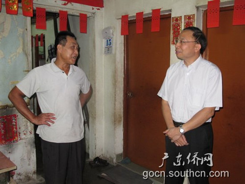 中國(guó)僑網(wǎng)省僑辦林琳副主任在光明華僑農(nóng)場(chǎng)新羌社區(qū)實(shí)地調(diào)研危房改造工作