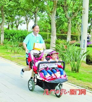 中國僑網(wǎng)來自海滄的選手帶著可愛的雙胞胎。(《廈門日報(bào)》/鐘鑫華 攝)
