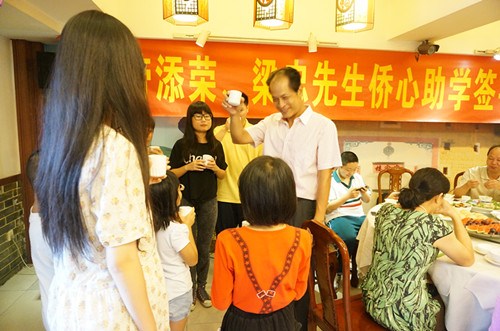 中國僑網學生以獻茶等形式向勞添榮董事長表達感激