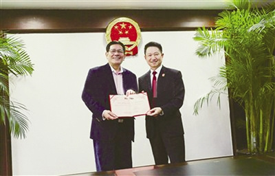 中國(guó)僑網(wǎng)“華僑和事佬” 擔(dān)任海外調(diào)解員。(《溫州日?qǐng)?bào)》)