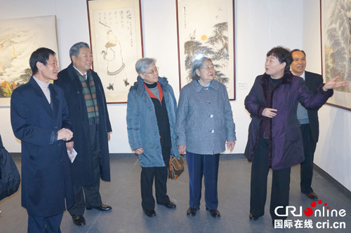 中國僑網(wǎng)著名華人畫家區(qū)本陪同毛澤東女兒李敏參觀畫展。(國際在線)