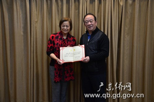 中國(guó)僑網(wǎng)吳銳成主任(右)為李少玉會(huì)長(zhǎng)(左)頒發(fā)海交會(huì)聘書