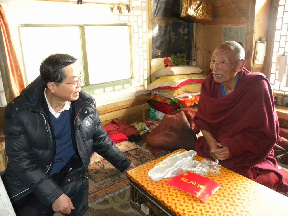 中國(guó)僑網(wǎng)慰問(wèn)藏胞加洋(拉卜楞寺僧人)