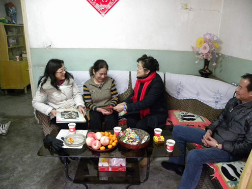 中國(guó)僑網(wǎng)甘肅省僑聯(lián)一行在武威市慰問菲律賓僑眷卓紅云