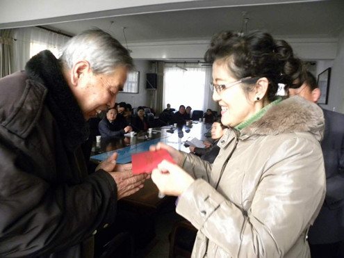 中國(guó)僑網(wǎng)甘肅省僑聯(lián)秘書長(zhǎng)蘆小燕為隴西縣困難歸僑送上慰問金