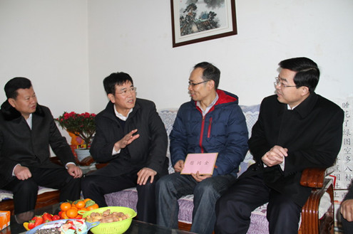 中國僑網(wǎng)山東省僑辦主任劉方會在濟南走訪外派教師趙先鋒。