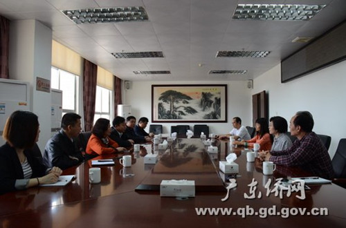 中國僑網(wǎng)在英紅鎮(zhèn)政府座談(右二:吳鳳儀會(huì)長)