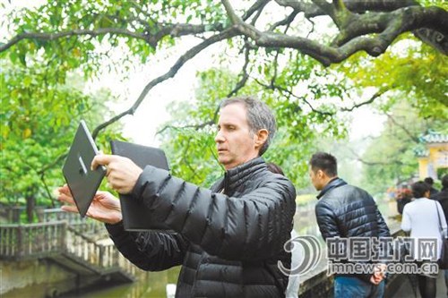 中國(guó)僑網(wǎng)Mark Gordon在參觀開平碉樓時(shí)全程拍攝小視頻,對(duì)僑鄉(xiāng)的建筑文化很是贊賞。(《江門日?qǐng)?bào)/黃宇艦 關(guān)君 攝》))