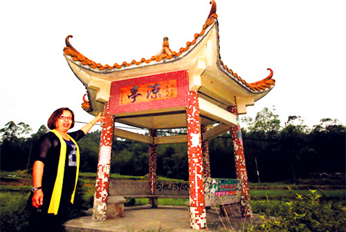 中國僑網(wǎng)余曼屏介紹白沙文化站為全鎮(zhèn)280個自然村雕鑿的亭碑字匾。(鄭迅 攝)