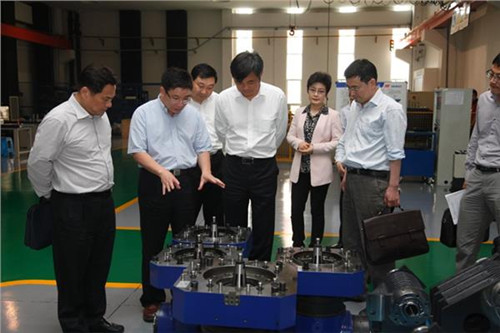 中國僑網紐威集團董事長王保慶向徐明副市長展示公司產品