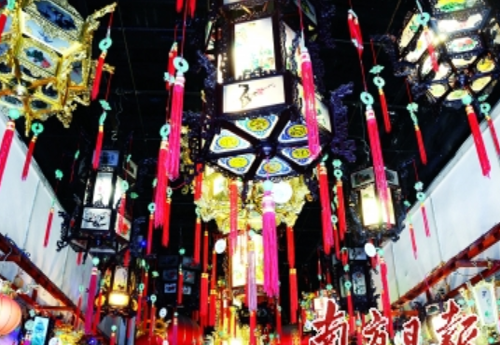 中國僑網(wǎng)非物質(zhì)文化遺產(chǎn)東藝宮燈傳承人李仰東希望通過文化產(chǎn)業(yè)的跨界融合發(fā)展讓宮燈融入現(xiàn)代家居生活。(《南方日報》/甘雁娜 攝)