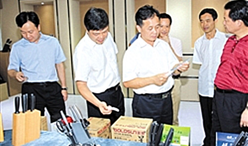 黃強(qiáng)、譚君鐵率梅州市黨政考察團(tuán)到陽江市廣東金輝刀剪股份有限公司考察。