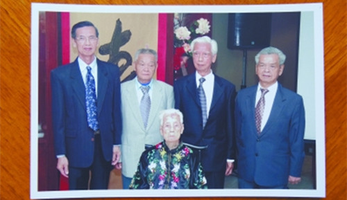 鄭潮炯妻子鐘彩合與兒子們的合影。后排左二為鄭社義。劉進(jìn)供圖
