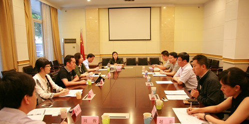 四川省外事僑務(wù)辦副巡視員郭嘉農(nóng)(右三)與廣州市外辦副主任朱小燚(左三)一行座談。