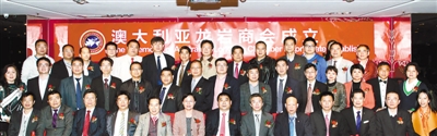 圖為池秋娜和與會人員合影。