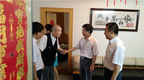 看望慰問抗戰(zhàn)老兵及僑眷代表陳干成