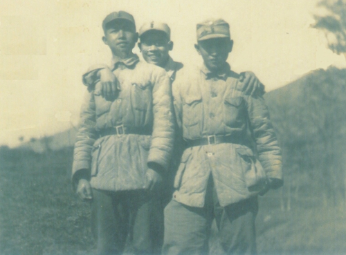 賴石昂(左一)、陳惠、陳宜三人1940年冬在新四軍軍部后山上的合影