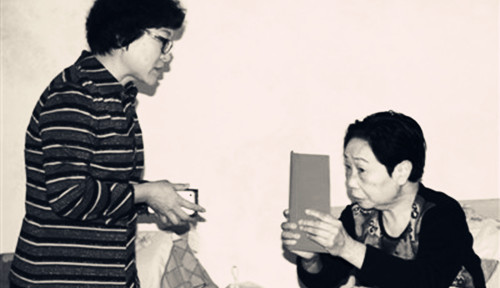 中國僑聯(lián)權益保障部部長張巖慰問新加坡歸國僑胞遺孀李艷群。(蔡柳梅
