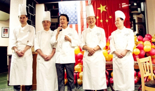 周曉燕(中)現(xiàn)場(chǎng)展演、傳授淮揚(yáng)菜技藝。(受訪者供圖)