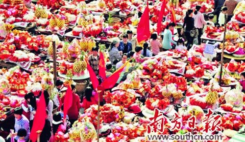 潮汕鄉(xiāng)里大祭民俗場景,擺滿了金銀紙(鄭錫偉