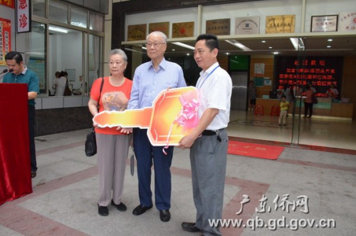 霍先生夫婦向醫(yī)院院長(zhǎng)羅錫(右一)交接捐贈(zèng)救護(hù)車(chē)鑰匙
