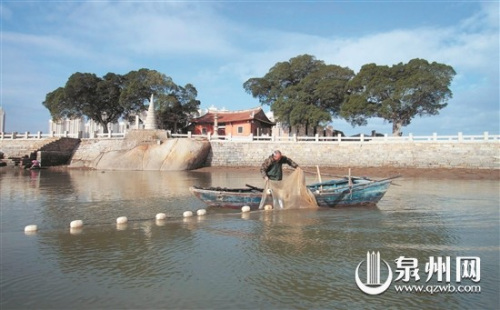 洛陽(yáng)江上漁民捕魚與不遠(yuǎn)處的洛陽(yáng)橋構(gòu)成一幅唯美圖畫