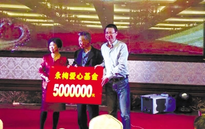 胡永娟(左)在捐贈(zèng)儀式上。