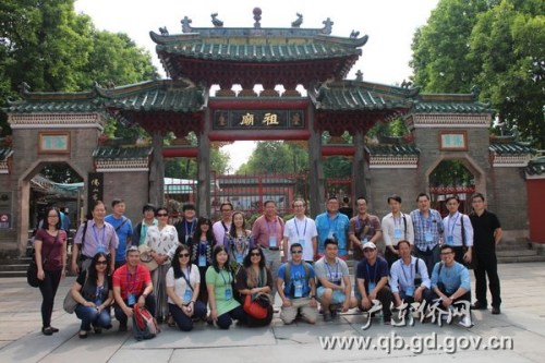 華裔新生代廣東行訪問團一行參觀祖廟